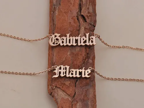Vista 3 de HUAN XUN Collar personalizado con dije de letra inglesa antigua para ella