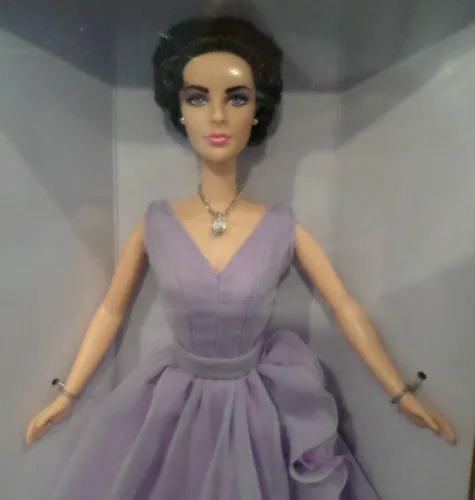 Vista 4 de Barbie Muñeca Elizabeth Taylor White Diamonds Edición especial Tesoros atemporales (Mattel 2000)