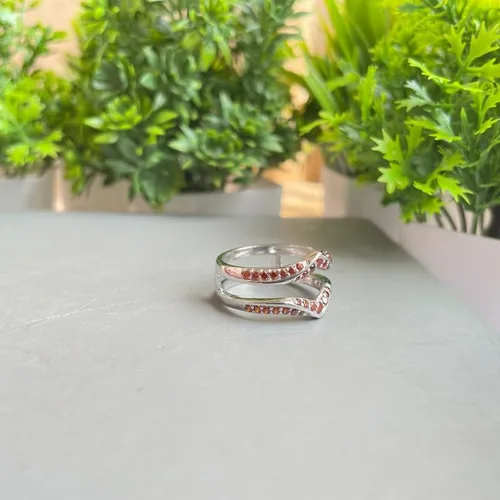 Vista 3 de Red Garnet - Anillo de refuerzo en forma de V para mujer, acabado en oro de 14 quilates, anillo de aniversario