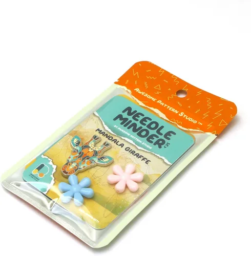 Vista 6 de Awesome Pattern Studio Needle Minder Set – Mandala Giraffe Magnetic Needle Minder + 2 agujas Threaders. Pin esmaltado para punto de cruz, bordado