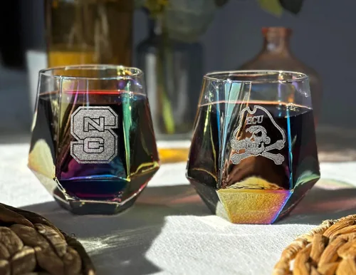 Vista 3 de Copa de vino personalizable sin tallo grabada de 11.5 onzas sin tallo grabada personalizada con mensaje, iridiscente moderno arco iris geométrico
