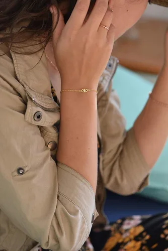 Vista 2 de Blossom & Hue - Pulsera pequeña de ojo malvado en plata de ley con relleno de oro de 18 quilates