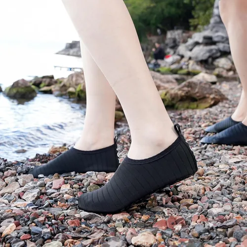 Vista 2 de JOTO Zapatos de agua para mujeres y hombres, calcetines acuáticos transpirables de secado rápido, suela de goma antideslizante flexible, ligeros