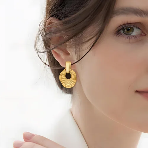 Vista 4 de Aretes elegantes vintage con textura ondulada, aretes colgantes chapados en oro para mujer, joyería de moda