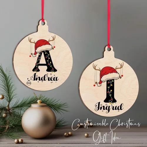 Vista 4 de Adorno de Navidad personalizado con inicial de sombrero de Papá Noel, decoración de árbol de Navidad con nombre de familia, calcetín con monograma