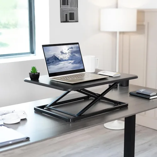 Vista 2 de VIVO Desk-V001J - Elevador de escritorio de pie ajustable en altura superior, ultra delgado, convertidor de escritorio compacto para monitor o Negro