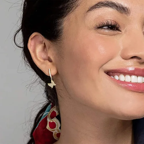 Vista 4 de Aretes colgantes de mariposa para mujer, chapados en oro de 18 quilates, hipoalergénicos, ligeros, circonita cúbica, aretes colgantes para mujeres