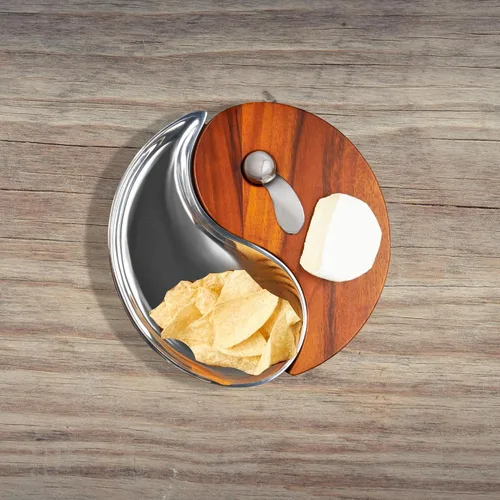 Vista 3 de Nambé Yin Yang Tabla de queso con esparcidor – Tabla de servir de madera de acacia y aleación de 13 pulgadas para queso, embutidos y aperitivos