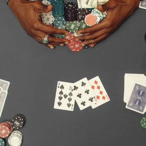 Vista 6 de Decoración de mesa de póquer – Juego plegable Texas Hold 'Em con estuche de transporte, 300 fichas de póquer, 2 mazos de cartas y botones