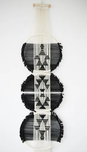Vista 4 de Flber Macramé para colgar en la pared en blanco y negro, decoración de pared estilo Boho, arte de pared para sala de estar, decoración geométrica