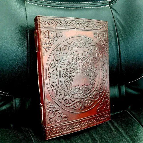 Vista 4 de Diario de piel con diseño de pentáculo grimoire, color marrón, tamaño grande, color negro