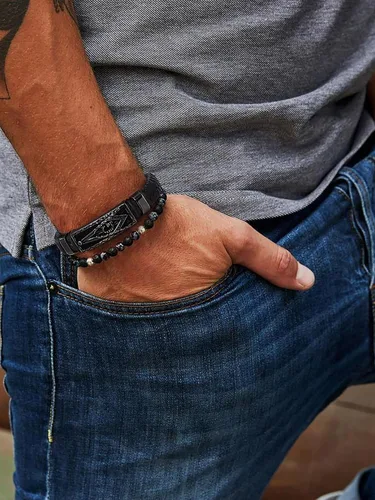 Vista 2 de Bandmax Pulsera trenzada de cuero negro para hombre con colgante gótico punk, pulsera de cuero con hebilla de acero inoxidable, paquete de regalo