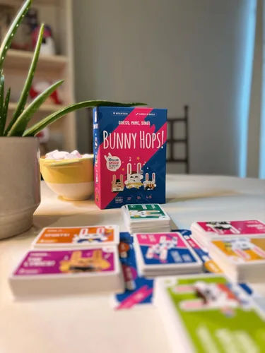 Vista 7 de SAVANA Bunny Hops! - Adivina, mime, canta! Juego de fiesta galardonado para familias 4 a 16 jugadores Juego para niños, adolescentes y adultos