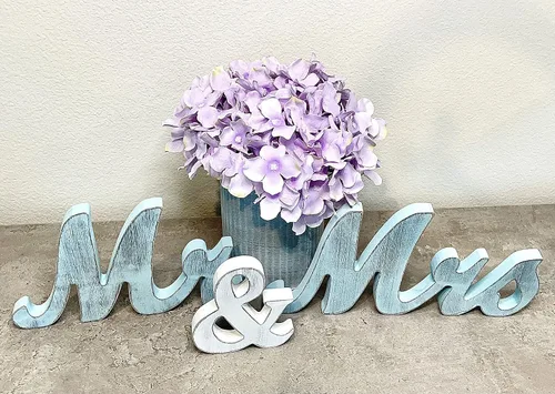 Vista 2 de Letrero de madera con texto en inglés "Mr & Mrs" para decoración de boda para mesa de recepción de novios. Letras de madera para centros de mesa