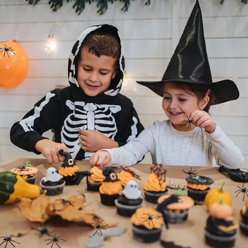 Vista 6 de BAINFE 100 arañas de plástico realistas de Halloween, arañas falsas negras, pequeños juguetes de araña para broma casa embrujada, suministros