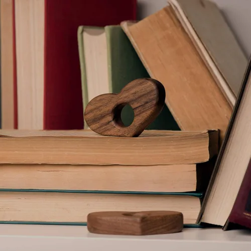 Vista 8 de TILISMA Soporte para páginas de libros, accesorios de lectura de corazón de madera hechos a mano, regalos para amantes de los libros (mediano)