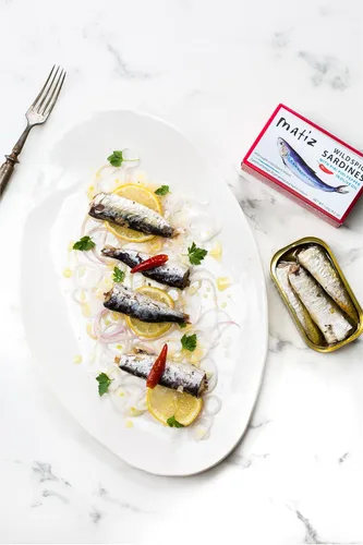 Vista 5 de Matiz Sardinas españolas silvestres picantes en aceite de oliva, 4.2 oz, 1