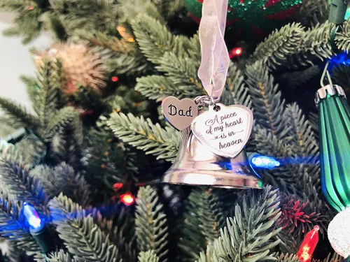 Vista 3 de Adorno de Navidad conmemorativo para papá y mamá por la pérdida de un ser querido Adorno de campana "Un pedazo de mi corazón" Recuerdo