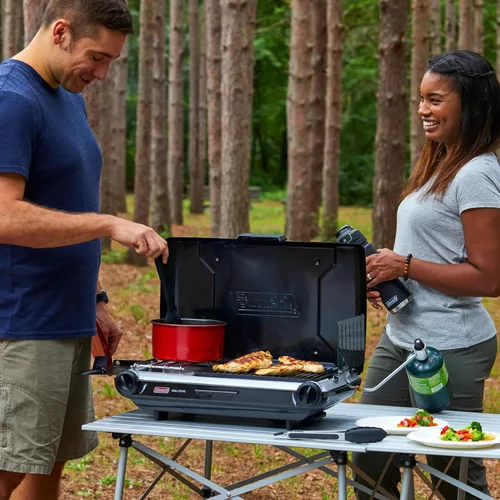 Vista 4 de Coleman Parrilla/estufa de campamento 2 en 1 de mesa, parrilla y estufa de propano de 2 quemadores con quemadores ajustables y 20,000 BTU