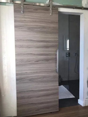 Vista 2 de SARTODOORS Puerta corredera de granero de 18 x 80 pulgadas con herrajes Planum 0010 Ginger Ash Juego de perchas de riel de 6.6 pies para riel
