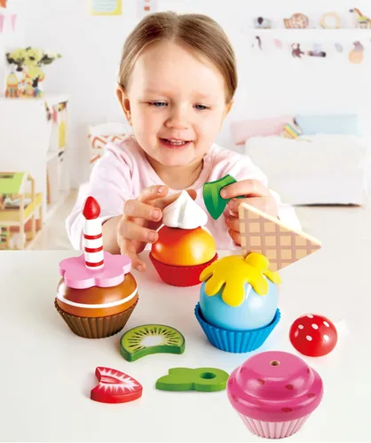 Vista 2 de Hape Cupcakes Magdalenas de madera coloridas, juguete de cocina para niños