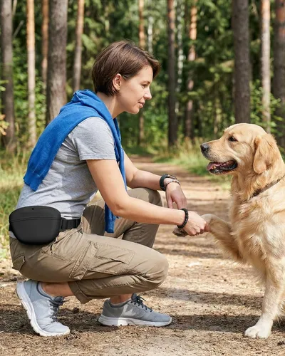Vista 7 de Bolsa de golosinas para perros con clicker de entrenamiento, bolsa de silicona para golosinas, cierre magnético sin derrames, cinturón manos libres