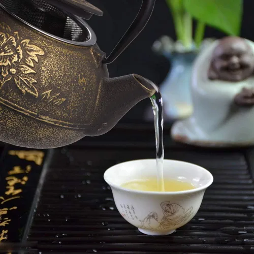 Vista 4 de Tetera de hierro fundido de 30.4 fl oz con infusor, estilo japonés, apta para estufa, color negro + dorado