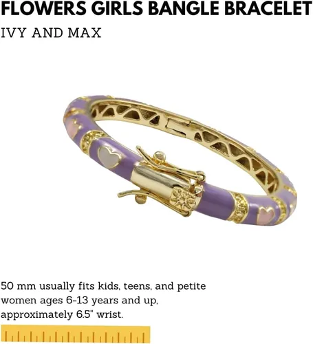 Vista 3 de Ivy and Max Pulsera con acabado dorado y esmalte de lavanda con múltiples corazones para niñas