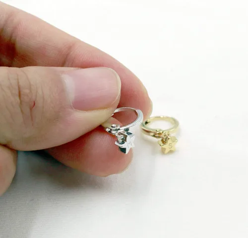Vista 4 de Petite Boutique Aretes con iniciales de estrella pequeña, chapados en oro de 16 quilates, regalo personalizado, delicado estampado a mano, delicados