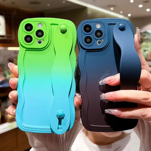 Vista 4 de Funda para iPhone 15 Pro Max con correa para la muñeca, linda funda ondulada y rizada para lente de cámara de color degradado, silicona suave, a