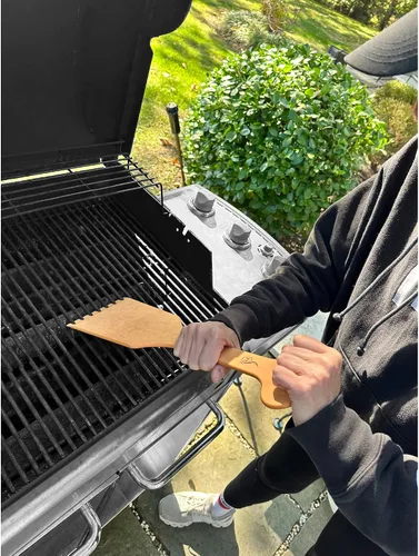 Vista 2 de Outset Verde - Raspador de madera para parrilla, limpiador de rallador grande, sin ranuras
