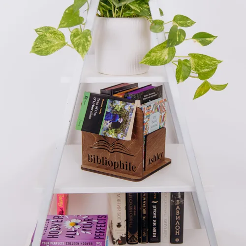 Vista 2 de Soporte de madera personalizado para libros, separador de lectura triangular de madera con ranurado, soporte para libros de exhibición de libros