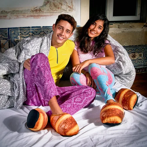 Vista 5 de Coddies Mocasines Pantuflas de pan, pantuflas de felpa novedosas, regalo divertido, agarre antideslizante Hombres, mujeres y niños