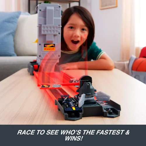 Vista 2 de Hot Wheels Racing Formula 1 Grid Start Track Set con 2 coches fundidos a