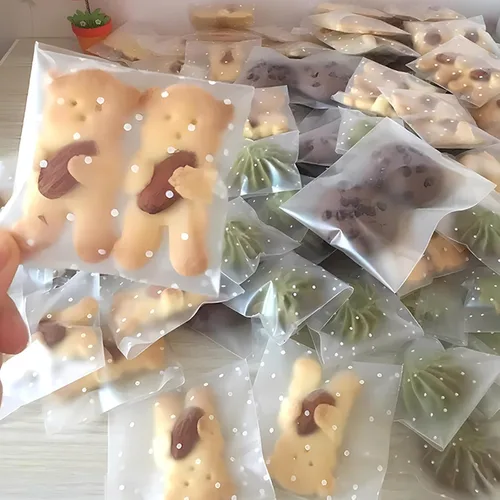 Vista 5 de Zezzxu 300 bolsas autoadhesivas para galletas, 4 x 4 pulgadas Patrón de lunares blancos, bolsas de celofán transparente para empaquetar galletas
