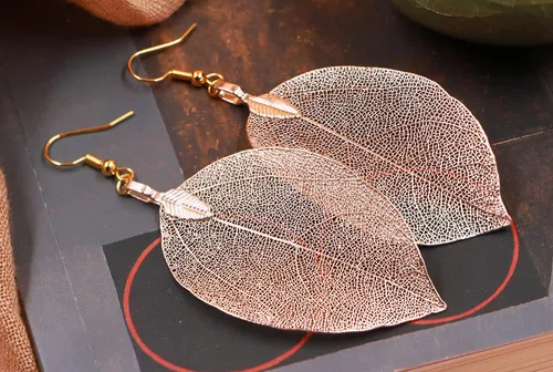 Vista 27 de Joyas de hoja de oro rosa y plata para mujer. Pendientes de hoja natural y collares circulares colgantes. Elegantes conjuntos de joyas colgantes.