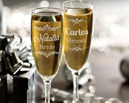 Vista 3 de Juego de 2 copas de champán personalizadas con nombre grabado para boda recién casados
