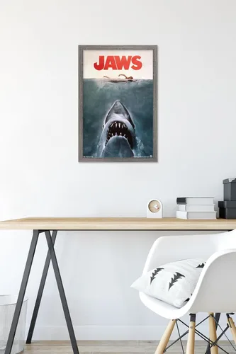 Vista 6 de Trends International Jaws - Póster de pared de una hoja, 14.725 x 22.375 pulgadas, versión con marco de madera tipo granero