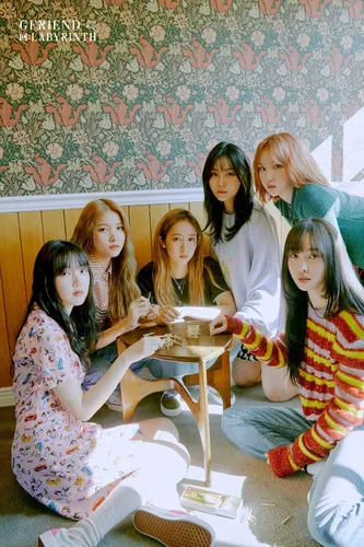 Vista 5 de Gfriend 8º Mini álbum de Laberinto Versión Aleatoria CD+60p PhotoBook+16p Mini Book+1p Pop Up Card+1p Photo Film+2p Selfie Phohto Card+Seguimiento