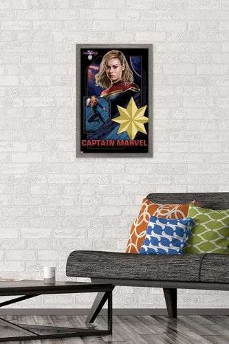 Vista 2 de Trends International Marvel The Marvels - Póster de pared de Capitán Marvel, 14.72 x 22.37 pulgadas, versión enmarcada de madera de granero