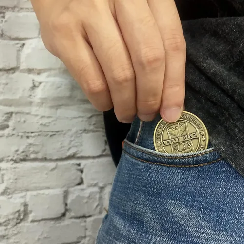 Vista 7 de Imasoner Memento Mori Coin Stoic Coin EDC Challenge Coin Stoicism Regalos para recordatorio