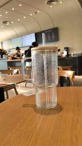 Vista 6 de Vaso de vidrio de borosilicato acanalado de 32 onzas con asa, tapa de bambú y popote (transparente, 1 unidad, tapa de bambú)