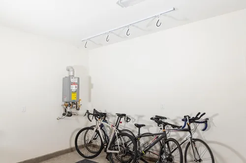 Vista 7 de E-Z Garage Storage Bike Slide Pro - Portabicicletas de techo, capacidad