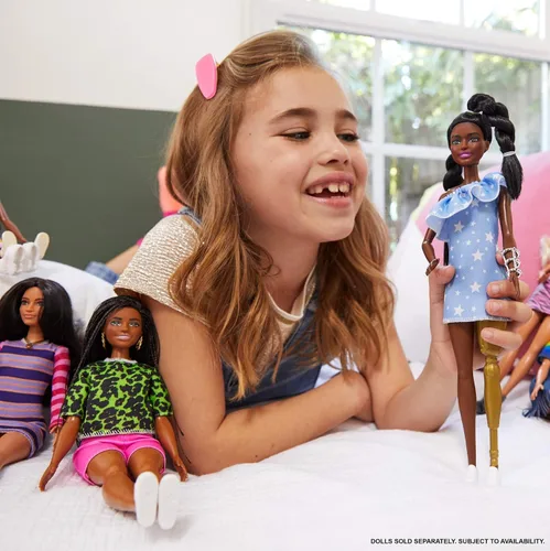 Vista 2 de Barbie Fashionistas - Muñeca #146 con 2 trenzas trenzadas y prótesis de pierna con vestido estampado de estrellas, zapatos blancos y pulsera