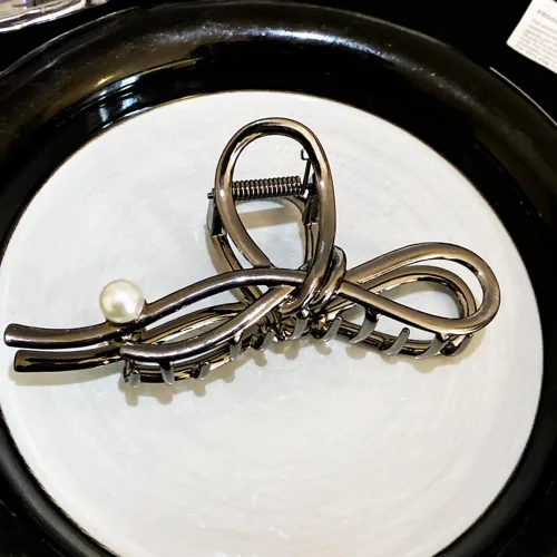 Vista 2 de Pinzas de metal grandes para el cabello con diseño de lazo negro y perlas blancas, pinzas antideslizantes para mujeres y niñas, agarre fuerte