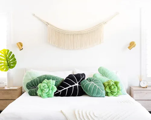 Vista 3 de Green Philosophy Co. Almohada de hoja de Frydek Alocasia - Obsidiana