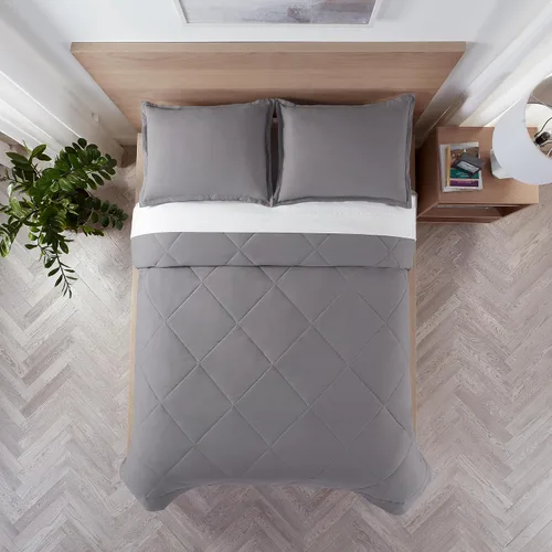 Vista 3 de Serta Juego de edredón reversible de 3 piezas con fundas de almohada para todas las estaciones, matrimonial/queen, filigrana plateada