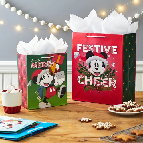 Vista 2 de Hallmark Bolsas de regalo de Navidad de Mickey y Minnie en varios tamaños (4 bolsas: 2 medianas de 9 pulgadas, 2 grandes de 13 pulgadas) para niños