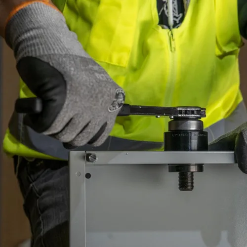 Vista 6 de Klein Tools 53732SEN - Juego de punzones con llave, cortador de orificios de conducto eléctrico de 1/2 a 2 pulgadas
