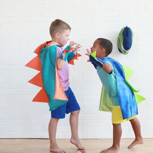Vista 4 de Capa de dragón de dinosaurio y guanteletes disfraz de Halloween para niño y niña, ropa de vestir para niños de 2 a 6 años, color verde